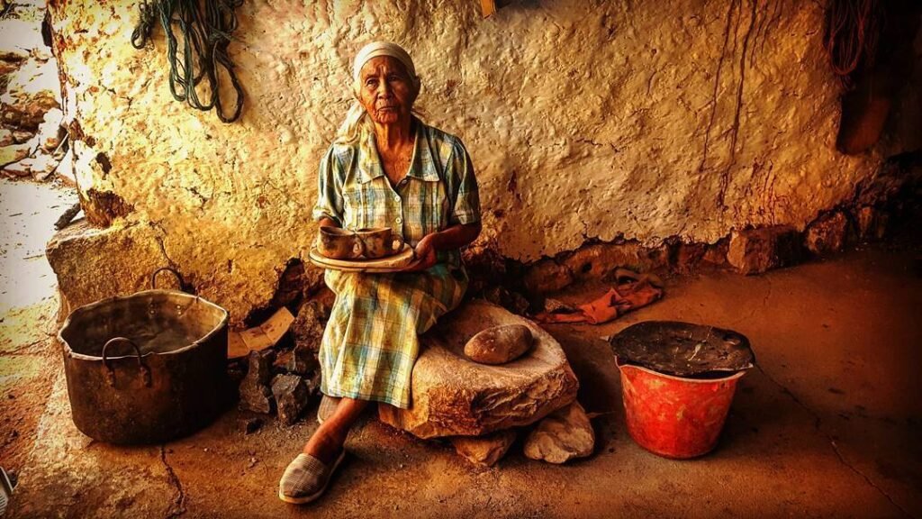 Artesana Felisa Alquichire sosteniendo plato y pocillo de cerámica colombiana